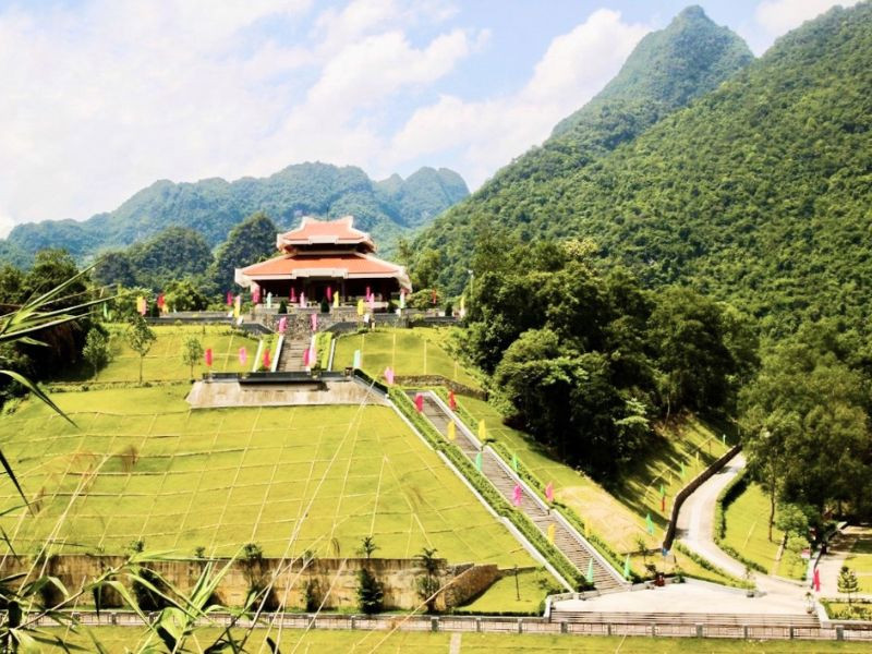 Tham quan khu di tích Pác Bó