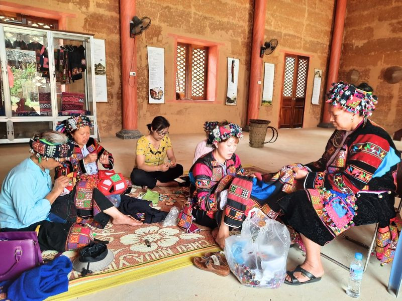 Trải nghiệm hoạt động dệt thổ cẩm Trải nghiệm hoạt động dệt thổ cẩm