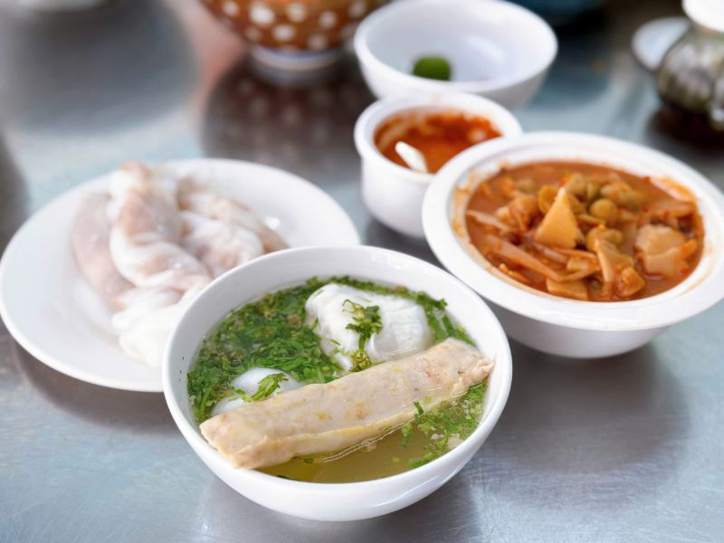 Trải nghiệm đặc sản bánh cuốn chan nước xương 