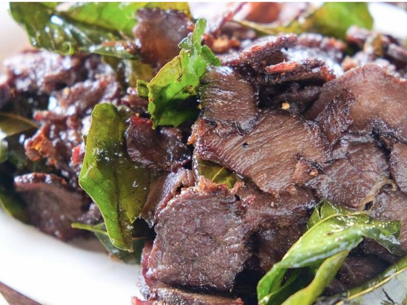 Thưởng thức thịt lợn treo gác bếp Thưởng thức thịt lợn treo gác bếp