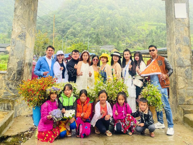 Du khách tham quan Hà Giang trong hành trình 5N4Đ Du khách tham quan Hà Giang trong hành trình 5N4Đ