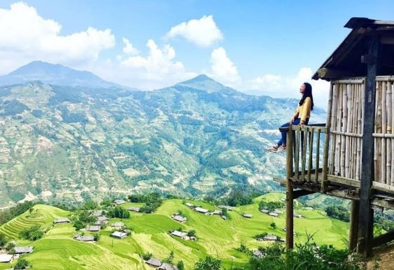 Toàn cảnh núi rừng và thung lũng nhìn từ Cổng Trời Quản Bạ 