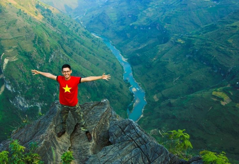 Nhìn từ đèo Mã Pì Lèng nhìn xuống sông Nho Quế