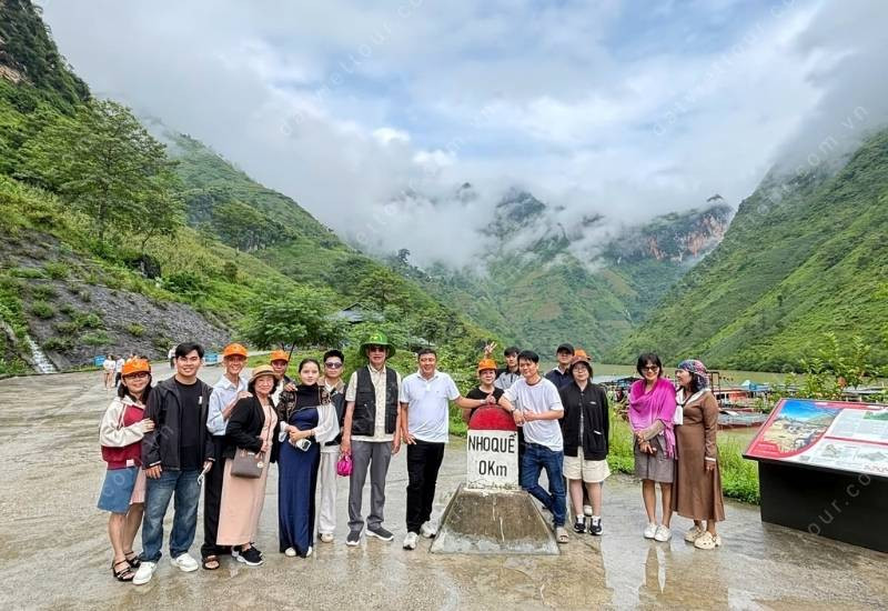 Check-in cung đường Mã Pí Lèng giữa núi đá và nhìn xuống sông Nho Quế 