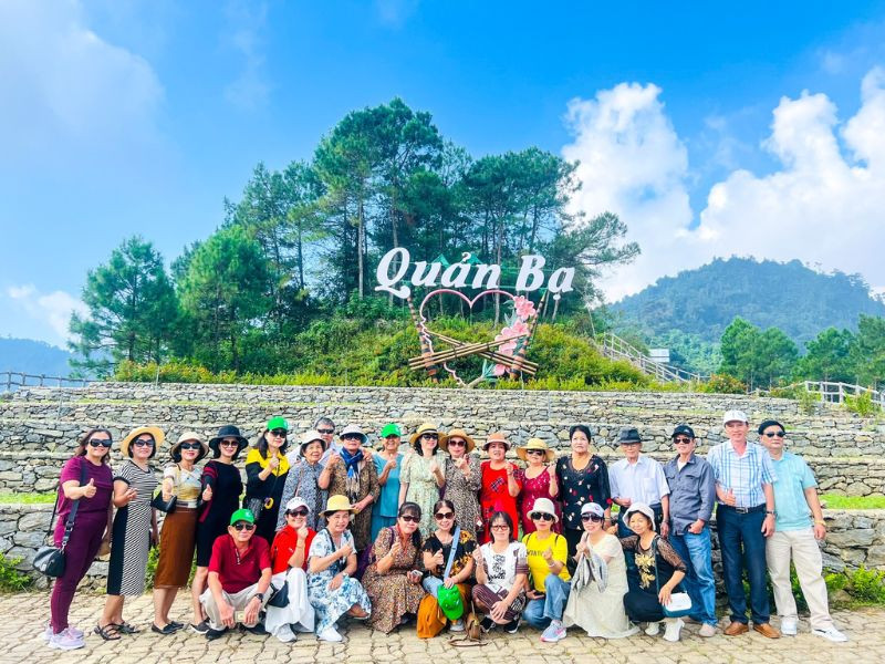 Đoàn khách Đất Việt Việt Tour tham gia tour du Hà Giang