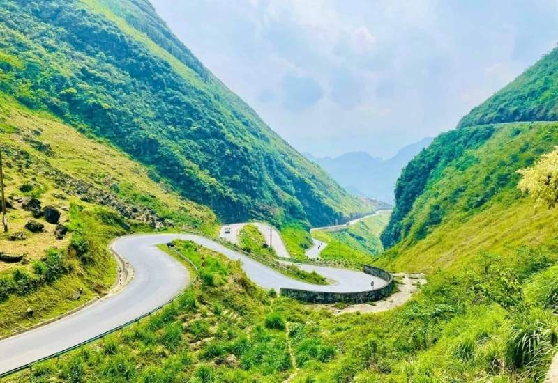 Dốc Thẩm Mã uốn lượn giữa những dãy núi đá Hà Giang
