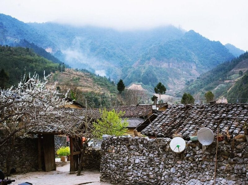 Tham quan những ngôi nhà cổ kính tại làng Thiên Hương 