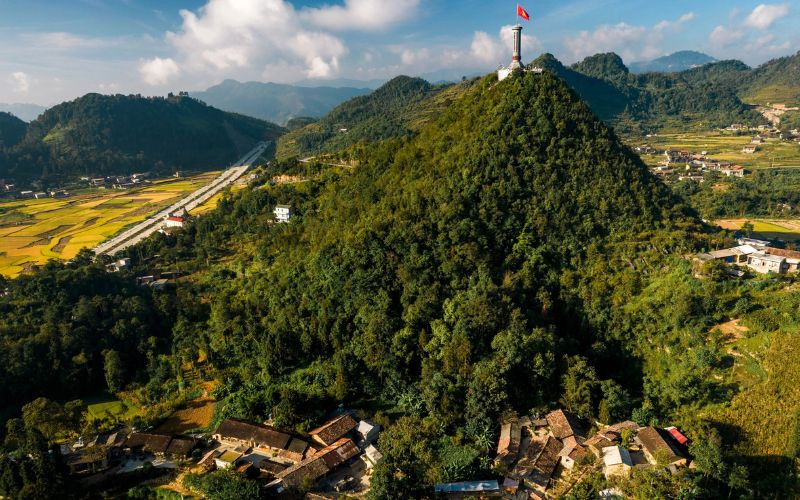 Làng Thèn Pả dưới chân cột cờ Lũng Cú