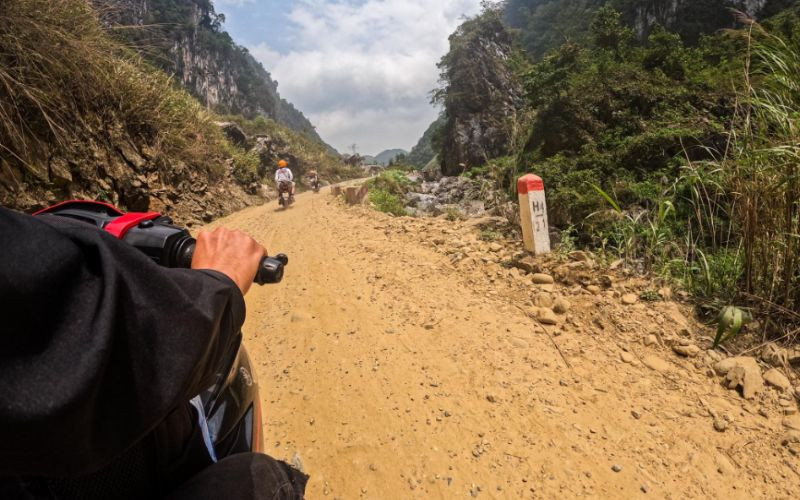 Có thể nhờ người dân địa phương dẫn đường