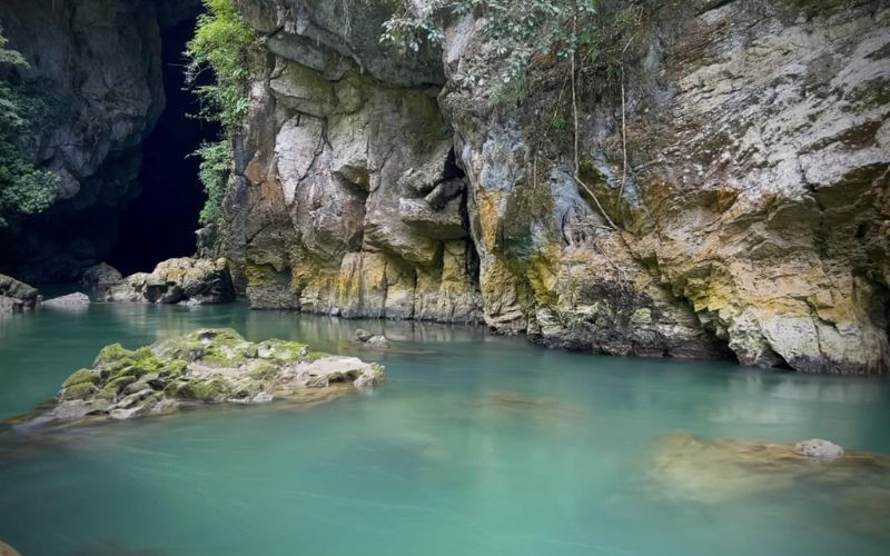 Những hòn đá cao đứng sừng sững cạnh hồ nước 