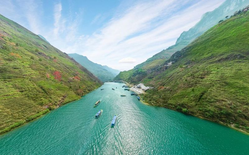 Sông Nho Quế hiện lên với làn nước xanh huyền ảo