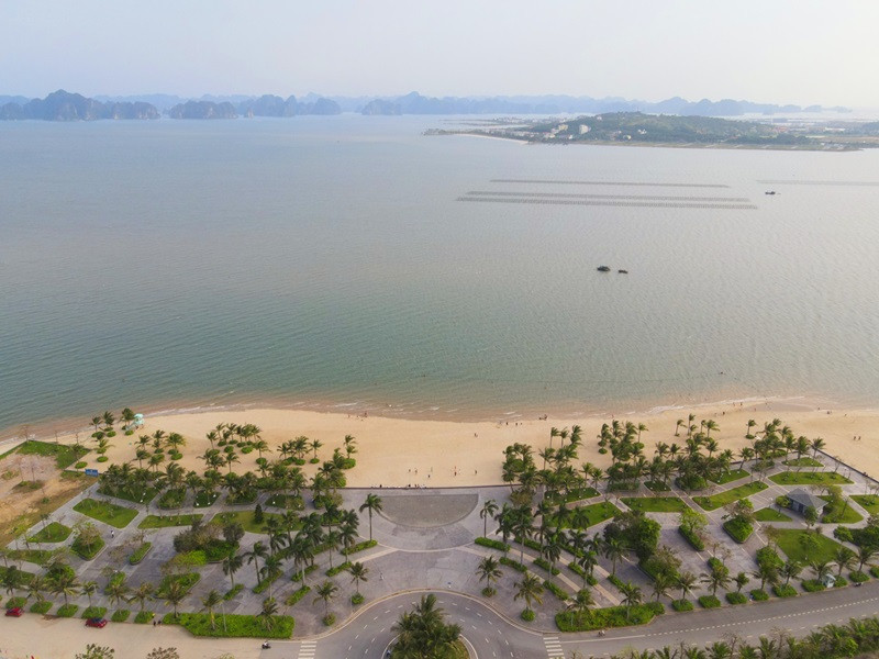 Bãi tắm Hạ Long Marina