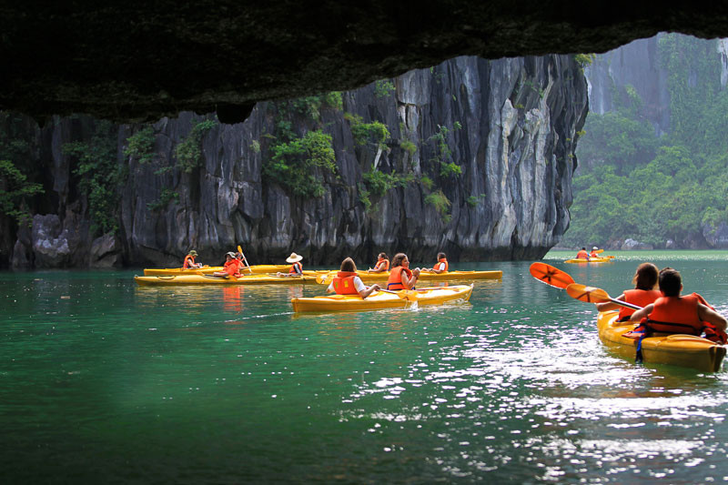 Du khách chèo thuyền Kayak Hạ Lon
