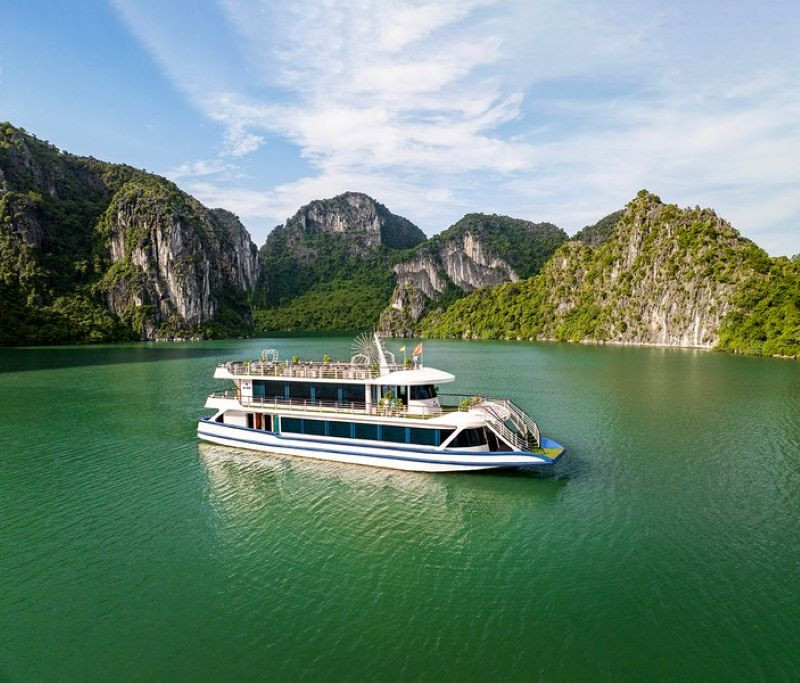 Đến Hang Luồn bằng tàu