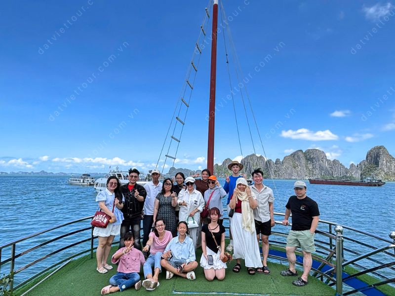 Cùng đoàn khách Đất Việt Tour du lịch Hạ Long 3 ngày 2 đêm