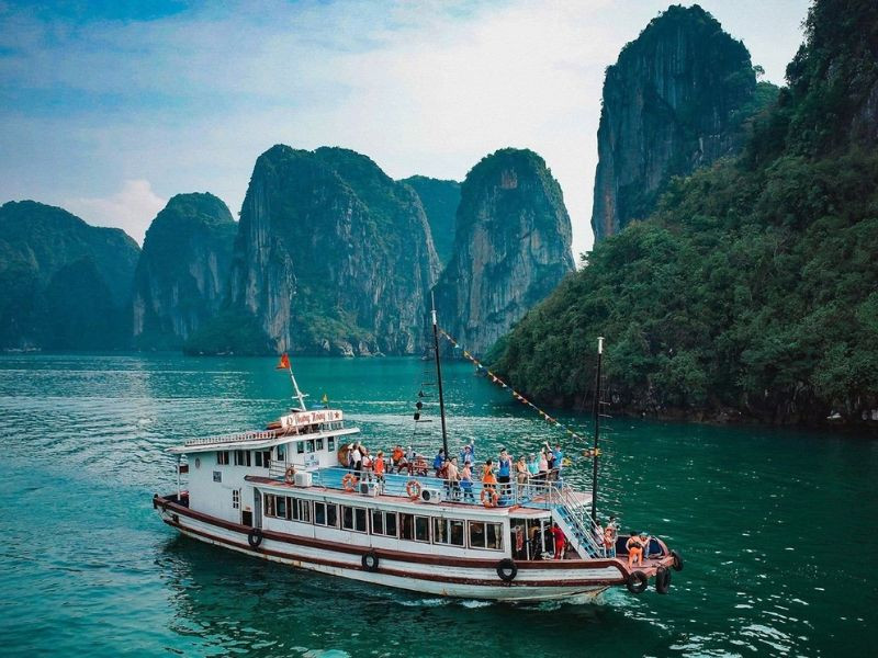 Du thuyền 5 sao giữa khung cảnh kỳ vĩ của Vịnh Hạ Long (Ảnh: Sưu tầm) Du thuyền 5 sao giữa khung cảnh kỳ vĩ của Vịnh Hạ Long (Ảnh: Sưu tầm)