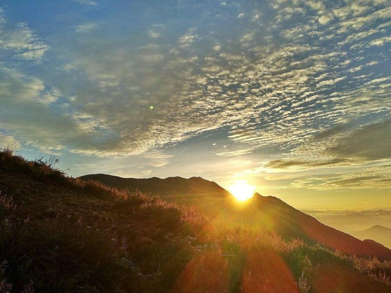Săn bình minh trên đỉnh núi (ảnh: sưu tầm)