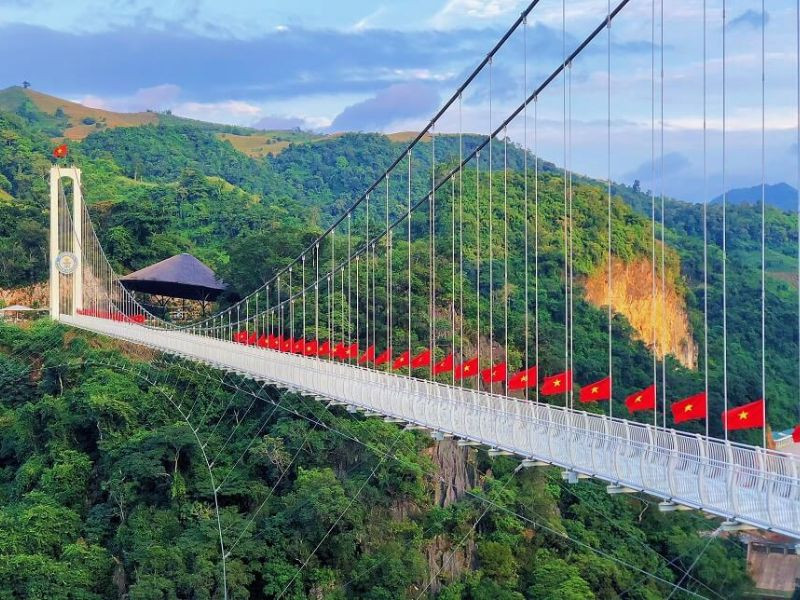 Chinh phục cầu đi bộ dài nhất thế giới 