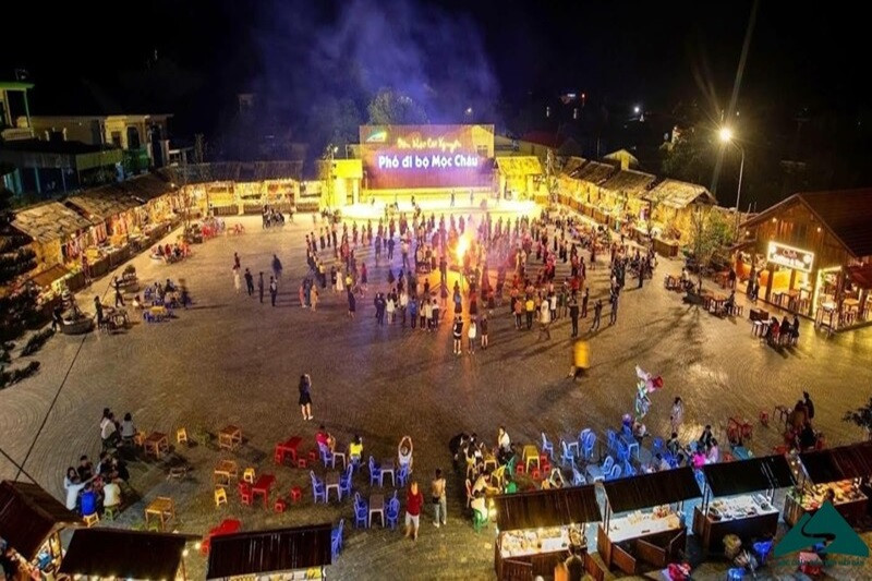 Chợ đêm Mộc Châu với nhiều gian hàng hoạt động nhộn nhịp 
