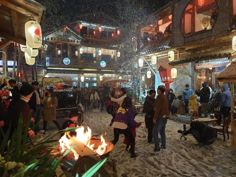 Khung cảnh tuyết rơi như ở Nhật Bản tại Khu phố cổ Nhật Bản chợ đêm Mộc Châu 