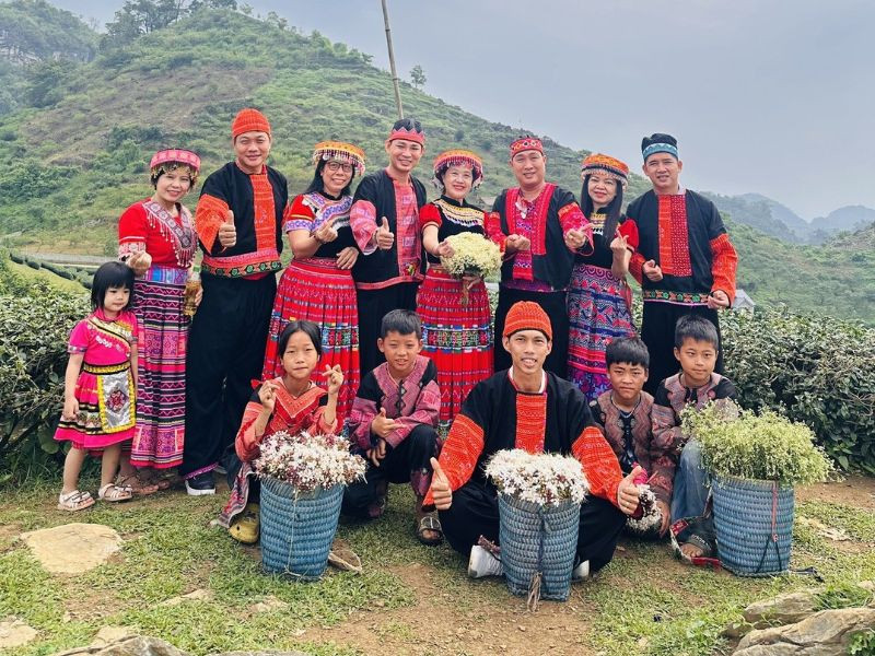 Khách tham quan Mộc Châu tại Đất Việt Tour