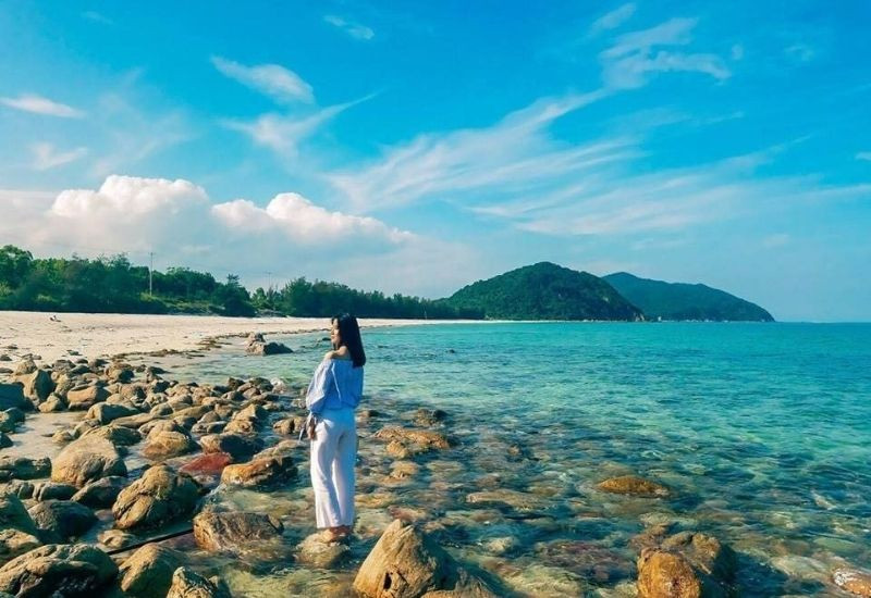 Bãi Quan Lạn rộng với nét hoang sơ, yên bình