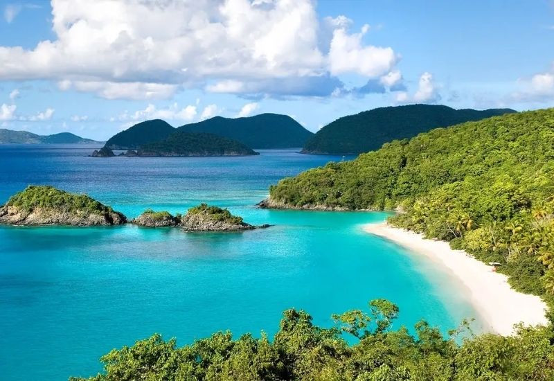 Đảo nằm ở vùng vịnh Bái Tử Long Quảng Ninh