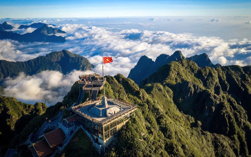 Chiêm ngưỡng toàn cảnh Sapa từ độ cao 3.143m