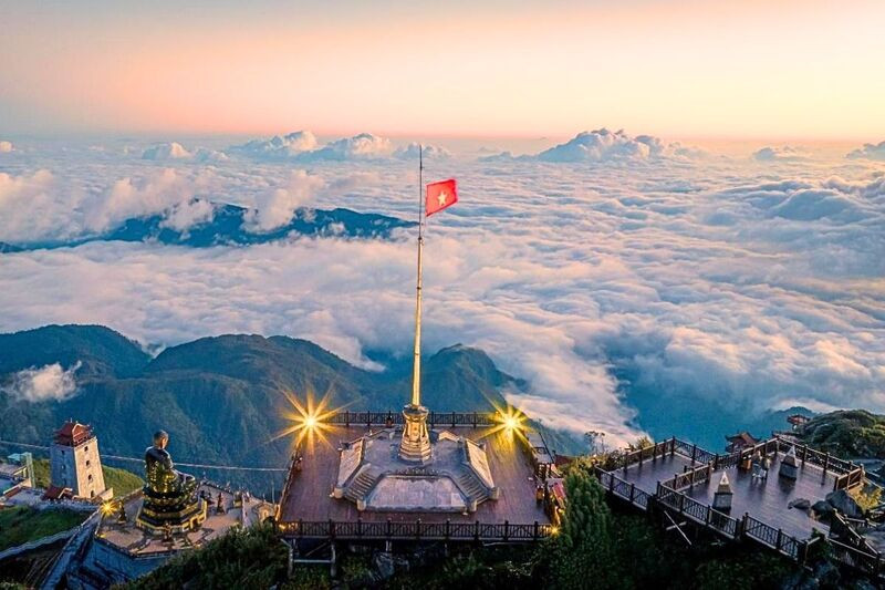 Đỉnh Fansipan cao 3.143m giữa biển mây trắng (Ảnh: Sưu tầm)