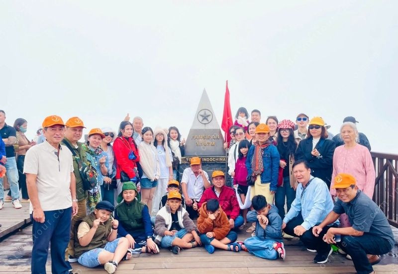 Ngắm mây và núi rừng Sapa từ Fansipan (Ảnh: Đất Việt Tour)