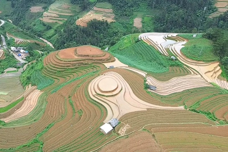 Những tầng ruộng phản chiếu bầu trời giữa núi cao Những tầng ruộng phản chiếu bầu trời giữa núi cao