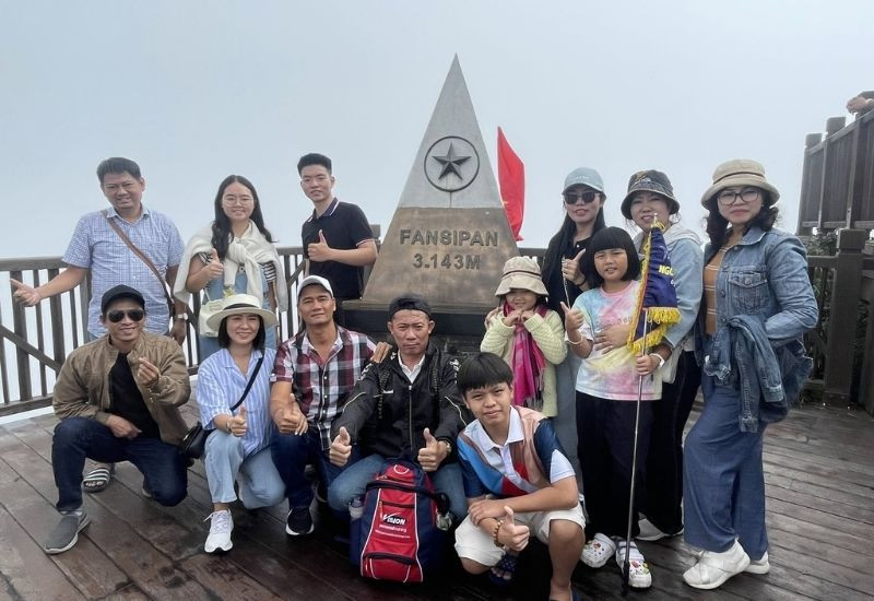 Chinh phục đỉnh Fansipan trong tour du lịch Tây Bắc cùng Đất Việt Tour Chinh phục đỉnh Fansipan trong tour du lịch Tây Bắc cùng Đất Việt Tour