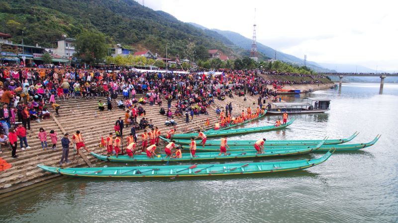 Lễ hội đua thuyền đuôi én 