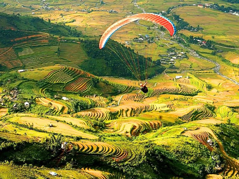 Chiêm ngưỡng cảnh quan với trải nghiệm dù bay tại đèo Khau Phạ
