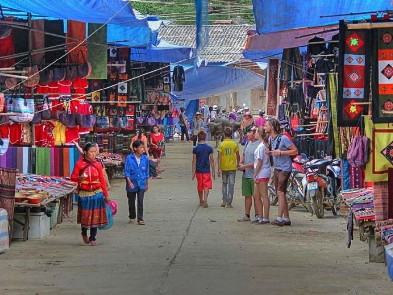 Tour du lịch Mù Cang Chải mùa lúa chín - trải nghiệm đi chợ phiên