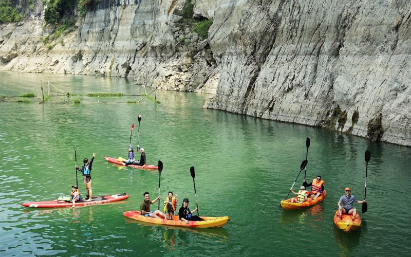 Hãy thử một chuyến đi thư giãn ở hồ Mắt Rồng 