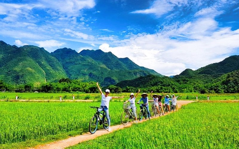 Rong ruổi xe qua những cung đường Mai Châu xanh mướt