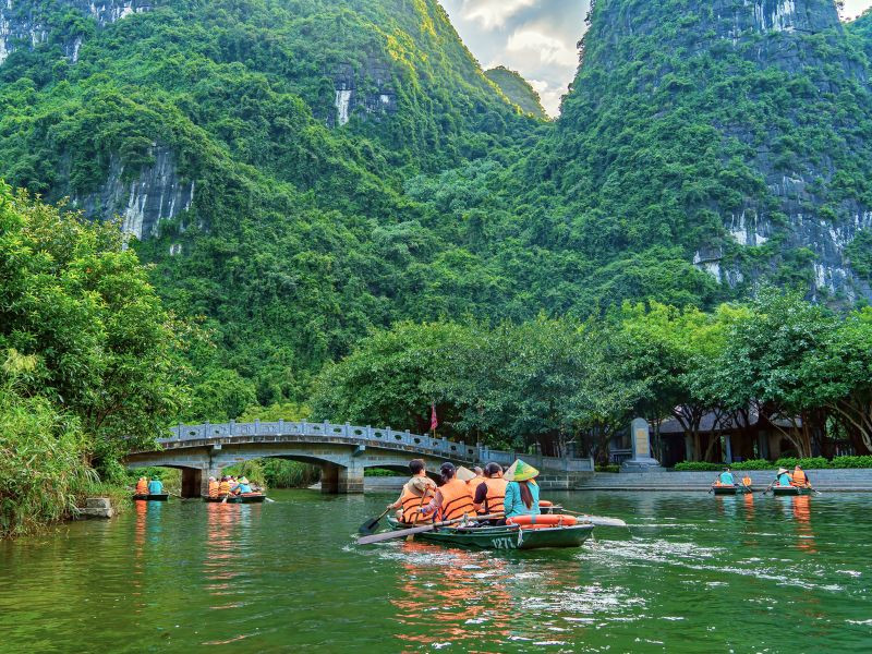 Khung cảnh xanh mát của Tràng An vào mùa hè