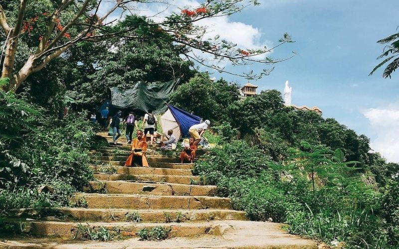 Những bậc thang dẫn lên chùa Châu Thới  Những bậc thang dẫn lên chùa Châu Thới