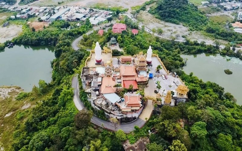 Khung cảnh chùa Châu Thới chụp từ trên cao Khung cảnh chùa Châu Thới chụp từ trên cao