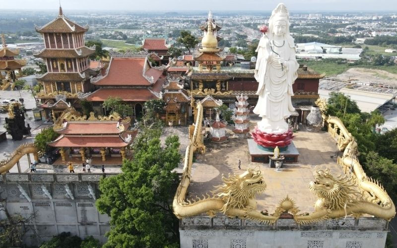 Tượng Quan Thế Âm to lớn và trang nghiêm tại chùa  Tượng Quan Thế Âm to lớn và trang nghiêm tại chùa