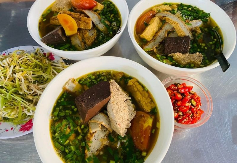 Thưởng bún bún riêu của Bà 2 