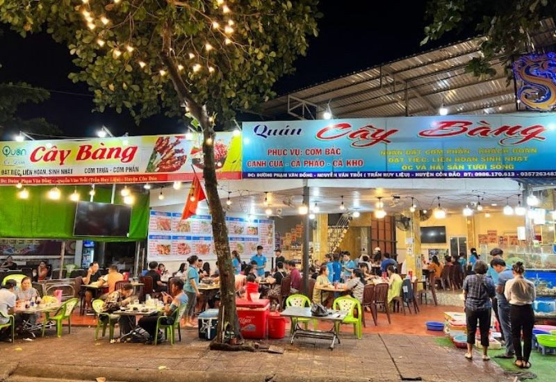 Không gian thưởng thức hải sản rộng rãi tại quán Cây Bàng