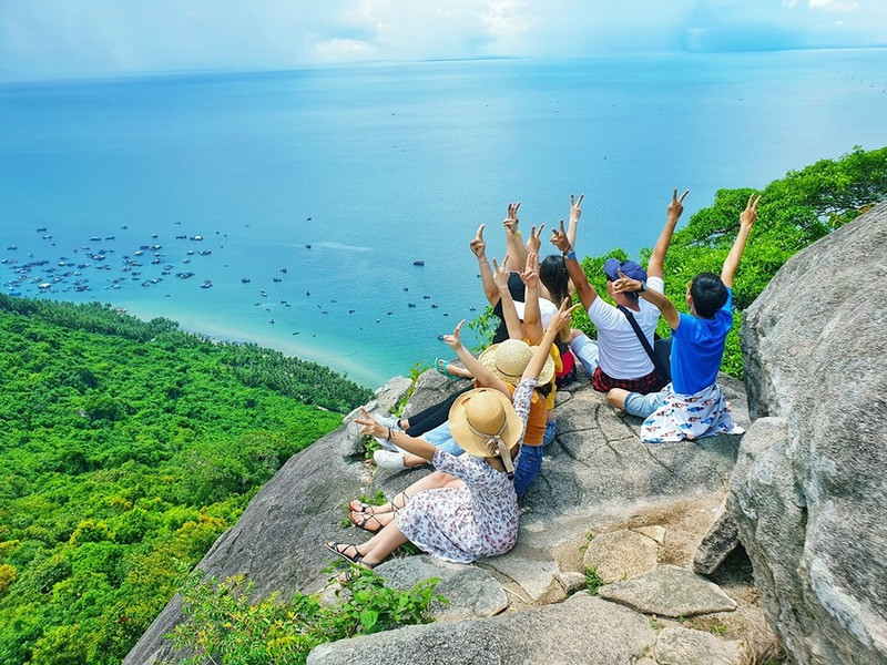Khung cảnh hùng vĩ từ đỉnh núi Ma Thiên Lãnh