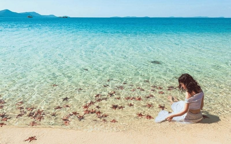 Bãi Sao Phú Quốc nổi bật với cát trắng và hàng dừa cao vút 