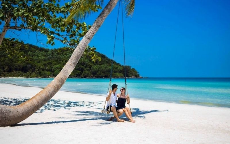 Bãi Trường Phú Quốc với bãi cát dài và làn nước trong xanh