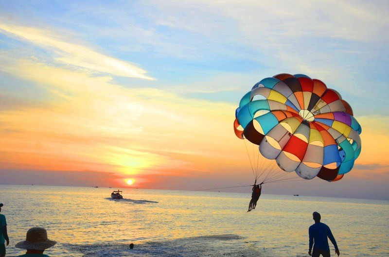Trải nghiệm bay dù kéo bằng cano