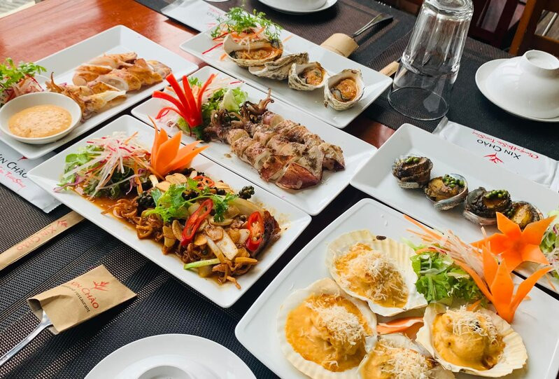 Món ăn hấp dẫn và được bài trí bắt mắt tại Nhà hàng Xin chào Phú Quốc