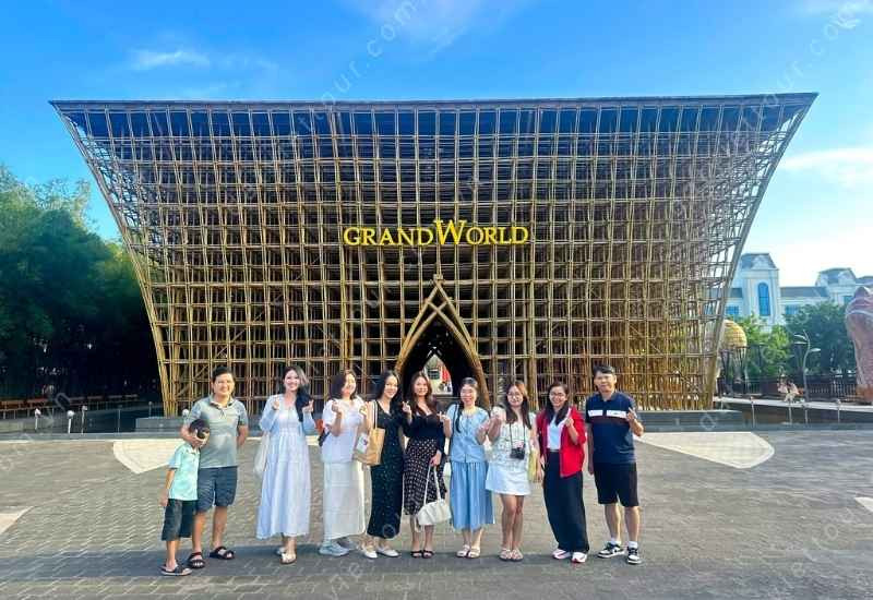 Du khách khám phá Grand World trong hành trình du lịch Phú Quốc 4N3Đ Du khách khám phá Grand World trong hành trình du lịch Phú Quốc 4N3Đ