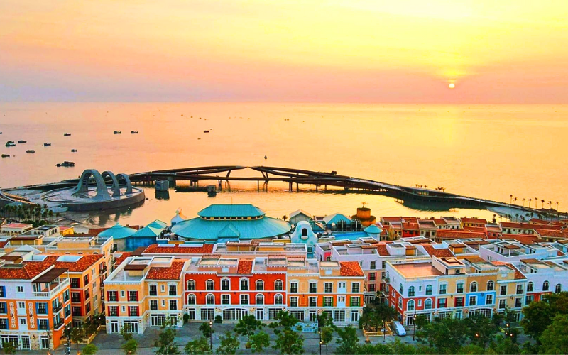 Gam màu rực rỡ của ánh hoàng hôn Sunset Town